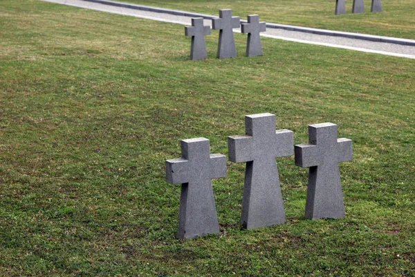 Túmulos militares alemães, cemitério de Mirogoj em Zagreb - Croácia — Fotografia de Stock