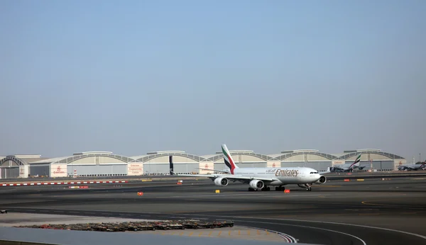 Emirates Airbus A340 at Dubai Airport — Stock Photo, Image