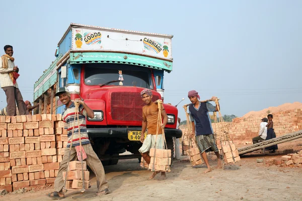 Brick field workers carrying complete finish brick from the kiln, and loaded it onto a truck — Stock Photo, Image