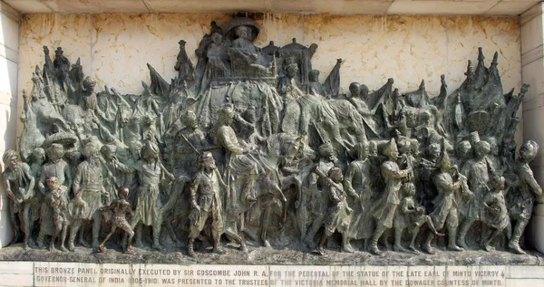 Bronzen monument paneel aan de Queen victoria memorial gebouw in kolkata — Stockfoto