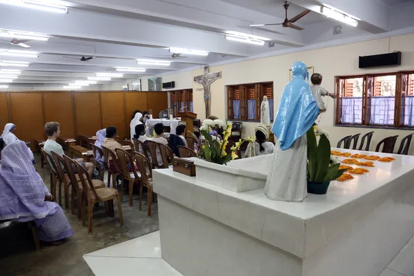 Pilgrims pray beside the tomb of Mother Teresa in Kolkata — Stock Photo, Image