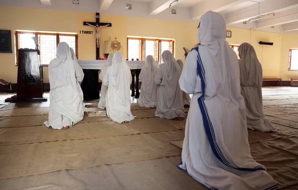 Миссионеры милосердия в молитве в часовне Дома-матери в Калькутте — стоковое фото