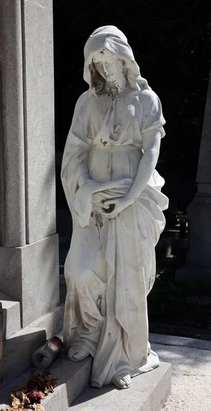 Detalhe de uma escultura de luto em um cemitério de Mirogoj, Zagreb — Fotografia de Stock