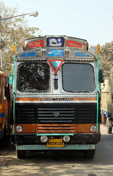 Camion aspetta un nuovo carico vicino al mercato dei fiori di Calcutta — Foto Stock