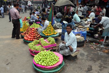 Kolkata Hindistan 'da meyva satan bir sokak tüccarı.