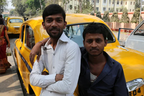 Taxista indio posando frente a su taxi en Calcuta —  Fotos de Stock