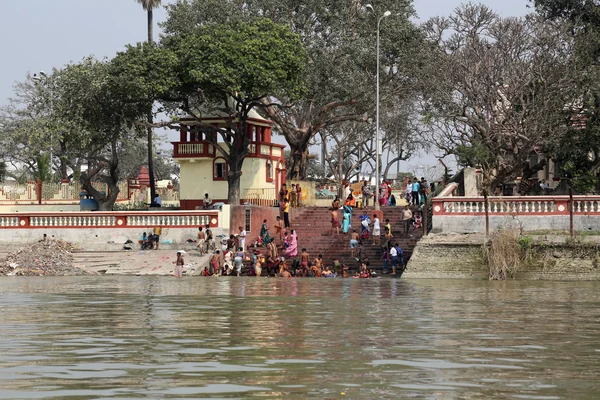 Hindu people bathing in the ghat near the Dakshineswar Kali Temple in Kolkata — Stock Photo, Image