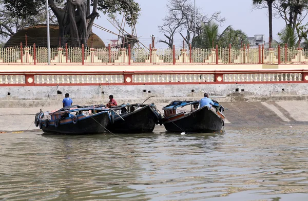 Barcos de rio esperando os passageiros na doca em Kolkata — Fotografia de Stock