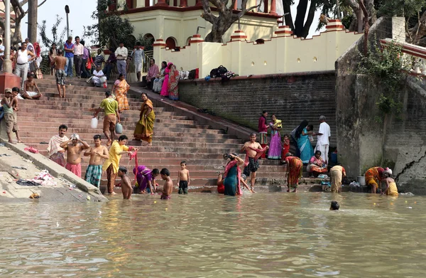 Oamenii hinduși se scaldă în ghat lângă templul Dakshineswar Kali din Kolkata — Fotografie, imagine de stoc