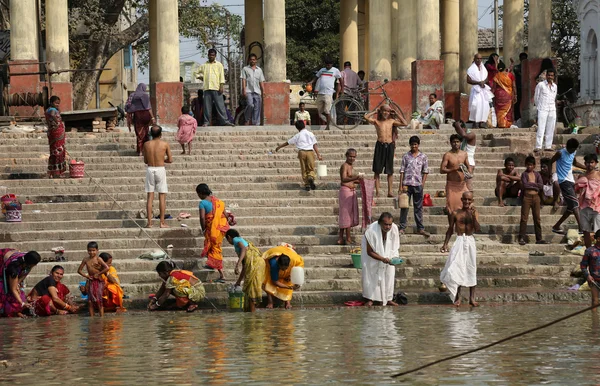 Oamenii hinduși se scaldă în ghat lângă templul Dakshineswar Kali din Kolkata — Fotografie, imagine de stoc