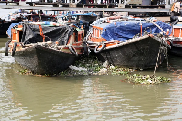 Kolkata dock yolcularla bekleyen nehir tekneleri — Stok fotoğraf