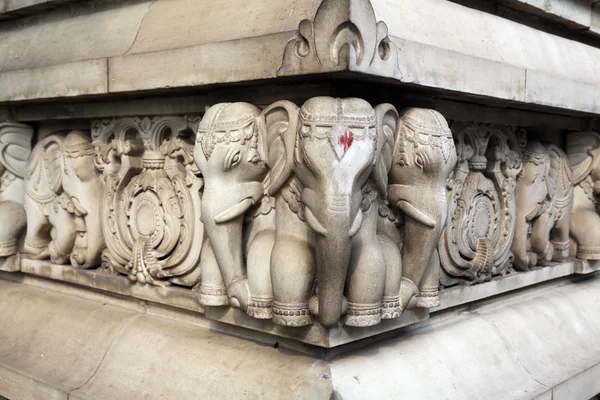 Steen houtsnijwerk in hindoe tempel birla mandir in kolkata — Stockfoto