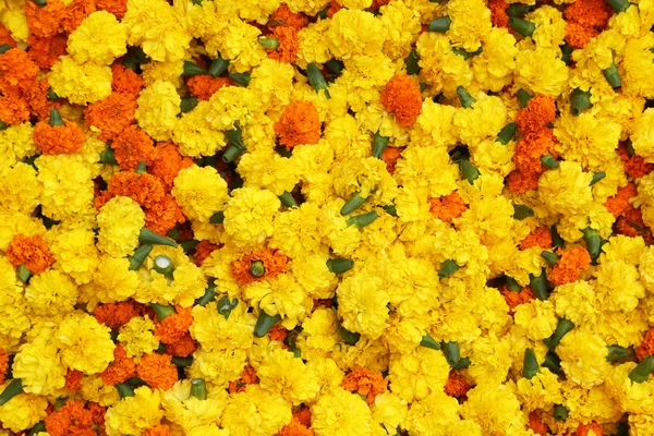 Flores e guirlandas para venda no mercado de flores na sombra da Ponte Haora em Kolkata — Fotografia de Stock