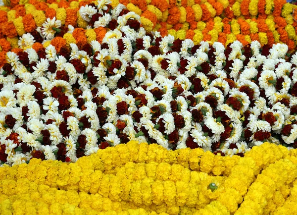 Fiori e ghirlande in vendita al mercato dei fiori all'ombra del ponte Haora a Calcutta — Foto Stock