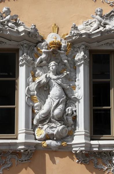 Virgem Maria, Casa do Falcão em Wurzburg, Alemanha — Fotografia de Stock