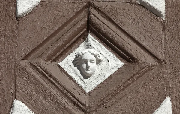 Détail de façade décorée avec les adages d'une vieille maison à colombages à Miltenberg, Allemagne — Photo