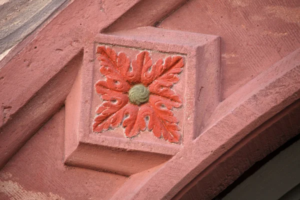 Detail zdobeným průčelím s pořekadla starý půl roubenka ve starém městě miltenberg, Bavorsko, Německo — Stock fotografie