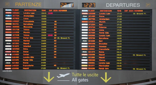 Flight board in Venice airport — Stock Photo, Image