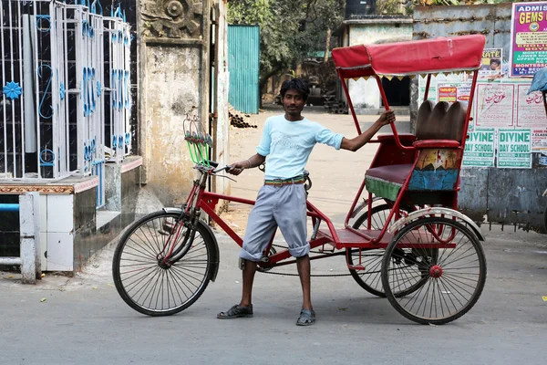 Driver di Rickshaw che lavora a Kolkata, India — Foto Stock