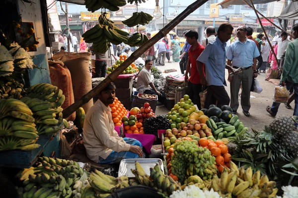 Street trader säljer frukt utomhus i Kolkata Indien — Stockfoto