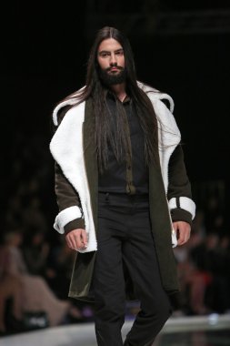 Zagreb, Hırvatistan 'fashion.hr' gösteri aleksandar zarevac tarafından tasarlanan kıyafetleri moda model.
