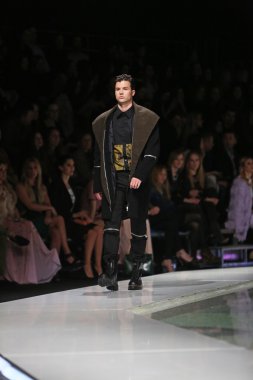 Zagreb, Hırvatistan 'fashion.hr' gösteri aleksandar zarevac tarafından tasarlanan kıyafetleri moda model.