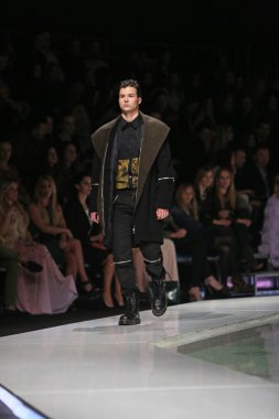 Zagreb, Hırvatistan 'fashion.hr' gösteri aleksandar zarevac tarafından tasarlanan kıyafetleri moda model.