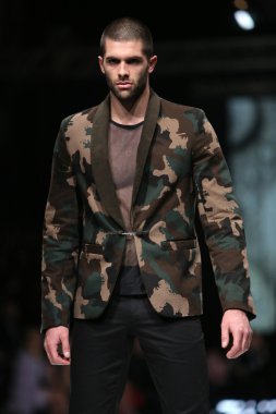 Zagreb, Hırvatistan 'fashion.hr' gösteri aleksandar zarevac tarafından tasarlanan kıyafetleri moda model.