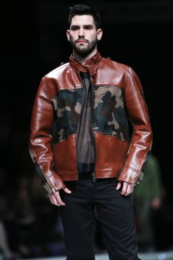 Zagreb, Hırvatistan 'fashion.hr' gösteri aleksandar zarevac tarafından tasarlanan kıyafetleri moda model.