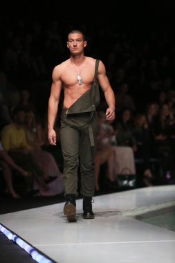 Zagreb, Hırvatistan 'fashion.hr' gösteri aleksandar zarevac tarafından tasarlanan kıyafetleri moda model.