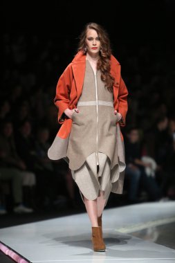 ana maria ricov 'fashion.hr' olarak göster: zagreb, croatia tarafından tasarlanan model giyen giysiler moda.