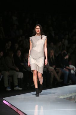 ana maria ricov 'fashion.hr' olarak göster: zagreb, croatia tarafından tasarlanan model giyen giysiler moda.