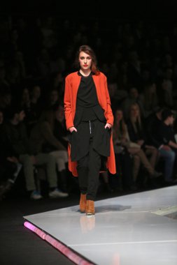 ana maria ricov 'fashion.hr' olarak göster: zagreb, croatia tarafından tasarlanan model giyen giysiler moda.