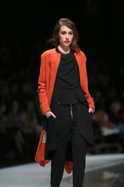 ana maria ricov 'fashion.hr' olarak göster: zagreb, croatia tarafından tasarlanan model giyen giysiler moda.