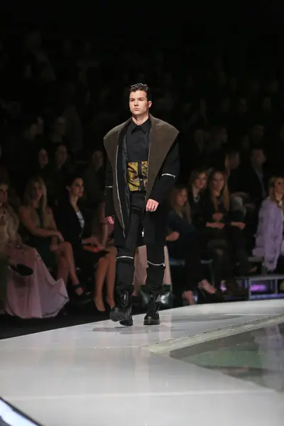 Modell bär kläder designade av aleksandar zarevac på 'fashion.hr' Visa i zagreb, Kroatien. — Stockfoto