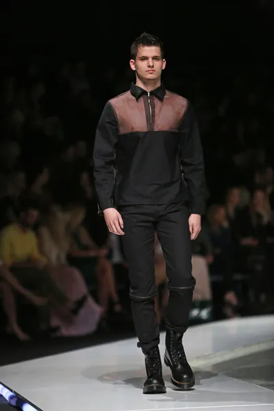 Modell bär kläder designade av aleksandar zarevac på 'fashion.hr' Visa i zagreb, Kroatien. — Stockfoto