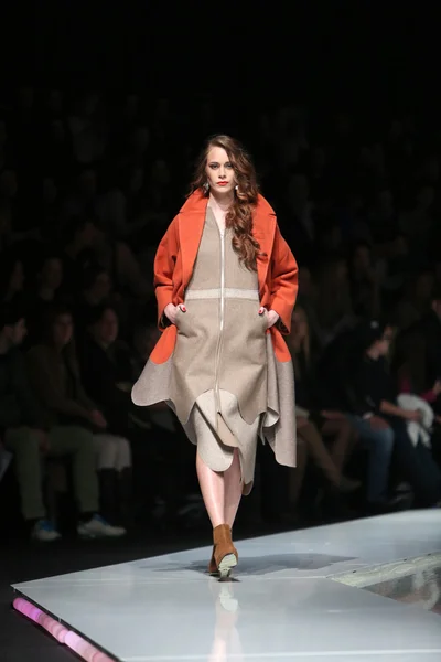 Ana maria ricov 'fashion.hr' olarak göster: zagreb, croatia tarafından tasarlanan model giyen giysiler moda. — Stok fotoğraf
