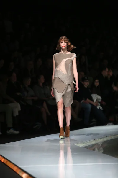 时尚设计的安娜玛丽亚 ricov 'fashion.hr' 上的显示在克罗地亚萨格勒布的模型穿衣服. — 图库照片