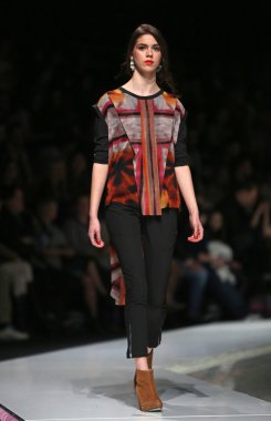 ana maria ricov 'fashion.hr' olarak göster: zagreb, croatia tarafından tasarlanan model giyen giysiler moda.