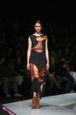 ana maria ricov 'fashion.hr' olarak göster: zagreb, croatia tarafından tasarlanan model giyen giysiler moda.