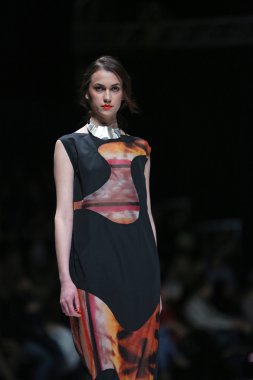 ana maria ricov 'fashion.hr' olarak göster: zagreb, croatia tarafından tasarlanan model giyen giysiler moda.