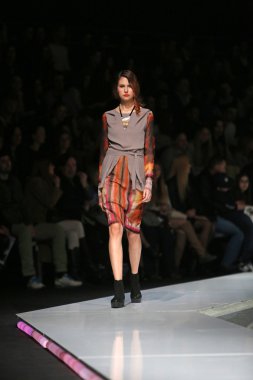 ana maria ricov 'fashion.hr' olarak göster: zagreb, croatia tarafından tasarlanan model giyen giysiler moda.