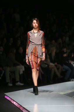 ana maria ricov 'fashion.hr' olarak göster: zagreb, croatia tarafından tasarlanan model giyen giysiler moda.