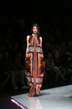 ana maria ricov 'fashion.hr' olarak göster: zagreb, croatia tarafından tasarlanan model giyen giysiler moda.