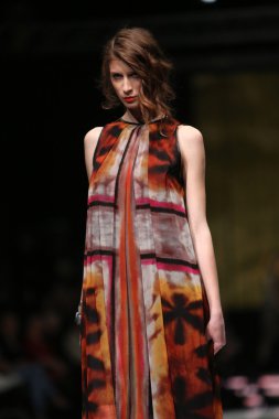 ana maria ricov 'fashion.hr' olarak göster: zagreb, croatia tarafından tasarlanan model giyen giysiler moda.