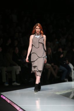 ana maria ricov 'fashion.hr' olarak göster: zagreb, croatia tarafından tasarlanan model giyen giysiler moda.