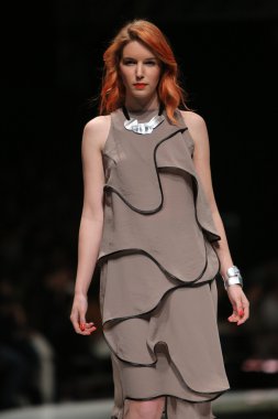ana maria ricov 'fashion.hr' olarak göster: zagreb, croatia tarafından tasarlanan model giyen giysiler moda.