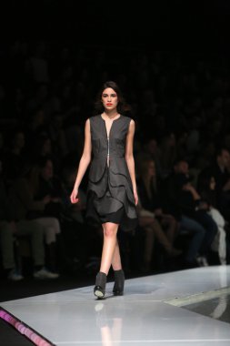 ana maria ricov 'fashion.hr' olarak göster: zagreb, croatia tarafından tasarlanan model giyen giysiler moda.