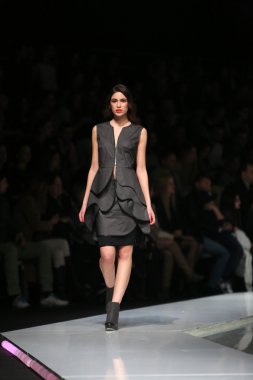 ana maria ricov 'fashion.hr' olarak göster: zagreb, croatia tarafından tasarlanan model giyen giysiler moda.