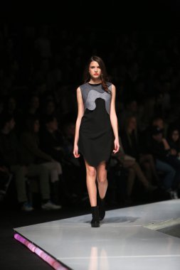 ana maria ricov 'fashion.hr' olarak göster: zagreb, croatia tarafından tasarlanan model giyen giysiler moda.